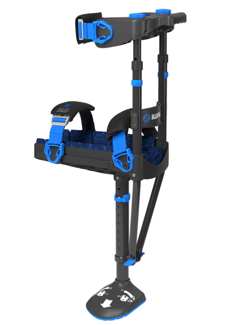 IWALK 3.0 è una stampella innovativa e comoda che rappresenta la migliore alternativa alle tradizionali stampelle. È un dispositivo medico di classe I clinicamente testato e certificato CE e FDA che permette di muoversi indipendentemente senza dover utilizzare le braccia, lasciando libere le mani per compiere attività quotidiane. La stampella è regolabile e personalizzabile a seconda dell'anatomia individuale e delle specifiche necessità. È dotata di una piattaforma ergonomica per accogliere il ginocchio in modo naturale, garantendo stabilità e sicurezza. IWALK 3.0 offre diversi vantaggi rispetto alle stampelle tradizionali, come ad esempio: Facile assemblaggio a casa senza necessità di attrezzi Elevazione parziale dell'arto ferito/fratturato per ridurre il danno al nervo ascellare o al tunnel carpale Elimina il danno al nervo ascellare o al tunnel carpale associato alle stampelle convenzionali Non affatica le braccia e lascia libere le mani per le attività quotidiane Personalizzabile e regolabile per adattarsi alle esigenze individuali Dispositivo medico di classe I clinicamente testato e certificato CE e FDA IWALK 3.0 è un ausilio fondamentale per riprendere la mobilità e le attività quotidiane dopo un intervento o un infortunio, permettendo di tornare immediatamente alla routine quotidiana. È disponibile per l'acquisto e può essere utilizzato sia in casa che fuori casa